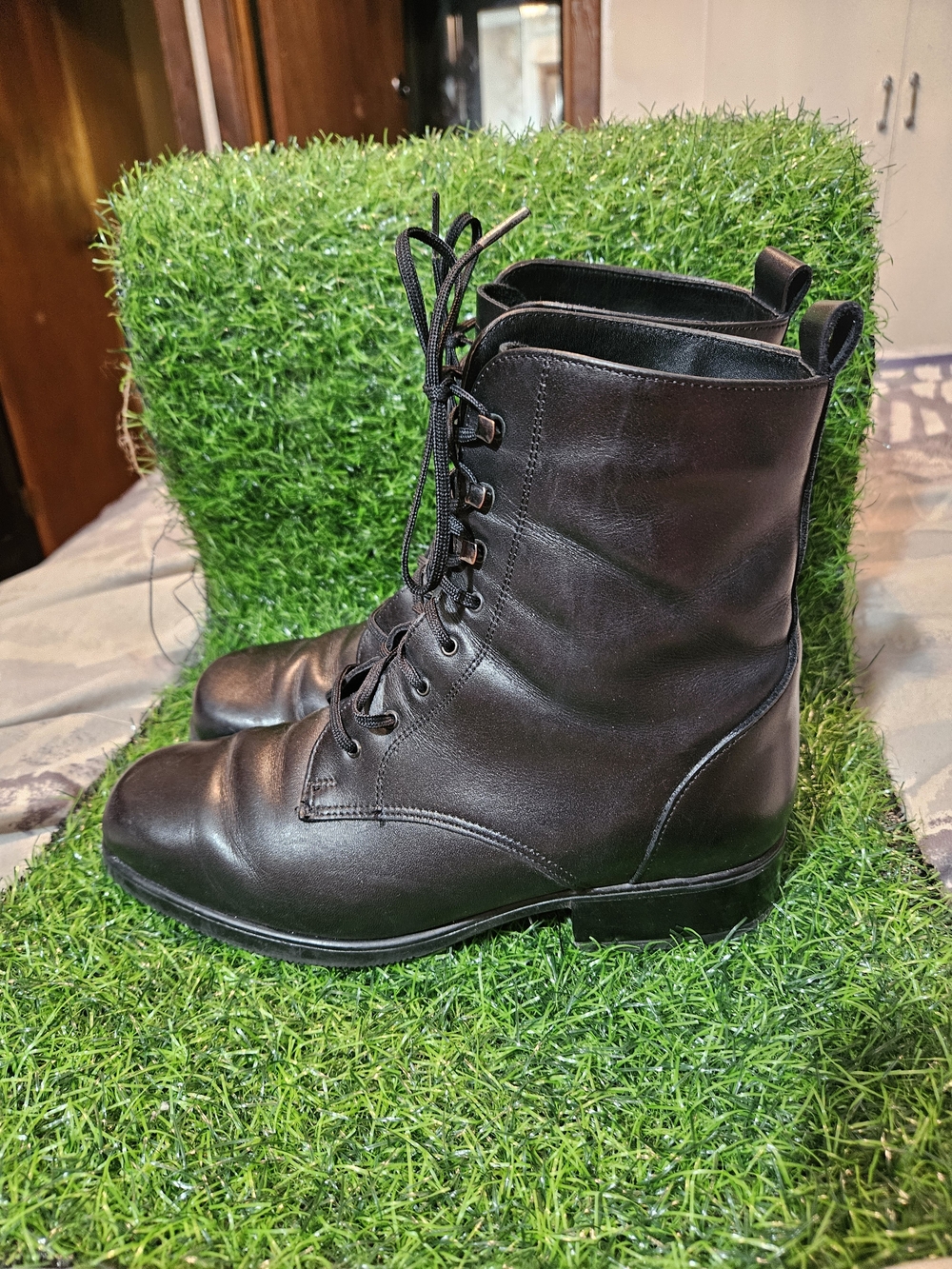 Santana Canada Black Lace-Up Leather Ankle Boots